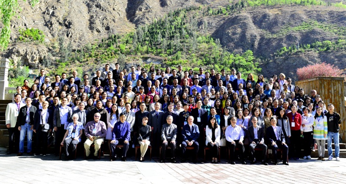 1526027744846861.jpg 图10 与会者在汶川的山水之间合影留念.jpg