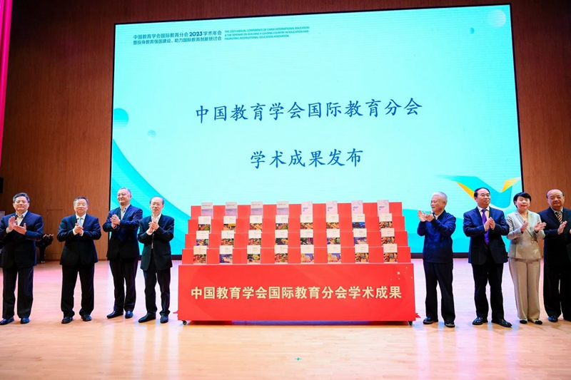 1705479608422964.jpg 部分与会领导揭幕合影_800.jpg