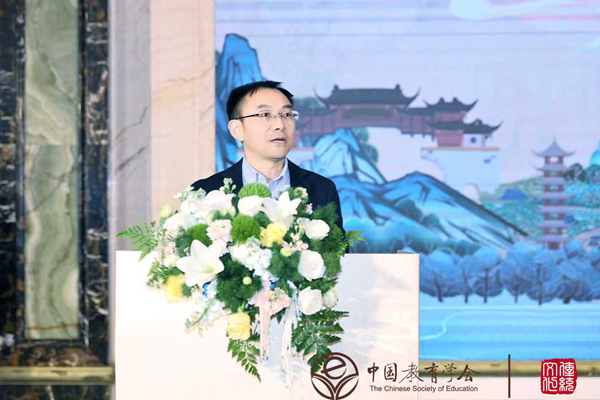 1734059796470243.jpg 成都市教育学会黄翔勇副院长_副本_600.jpg