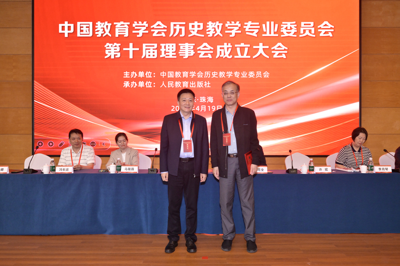 1746585690185978.jpg 6为理事长发聘书_800.jpg