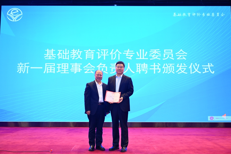 1747793912248502.jpg 为专委会监事褚宏启颁发聘书_800.jpg