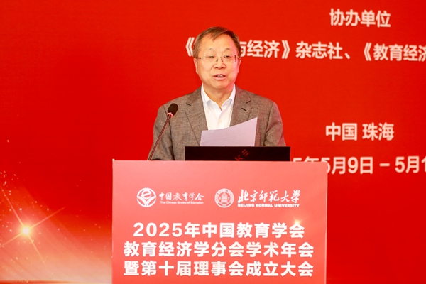 1748315414480261.jpg 4 翟博宣读开云(中国)换届批复_600.jpg