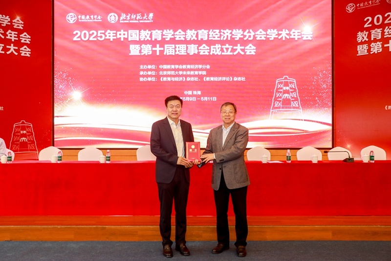 1748315445260007.jpg 6 翟博为杜育红颁发聘书_800.jpg