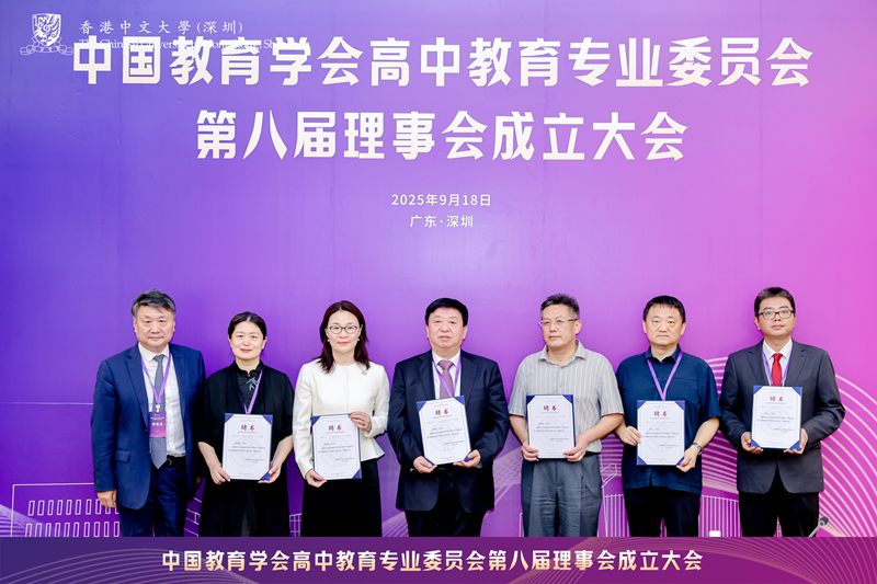 1759054176344416.jpg 09-2唐江澎理事长为第八届理事会学术委员会副主任和部分委员代表颁发聘书_800.jpg