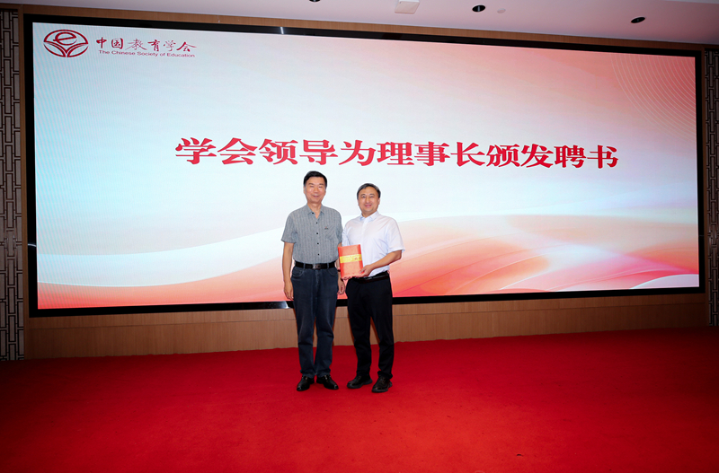 1759212623936484.jpg 李天顺常务副会长为谭永平理事长颁发聘书_800.jpg