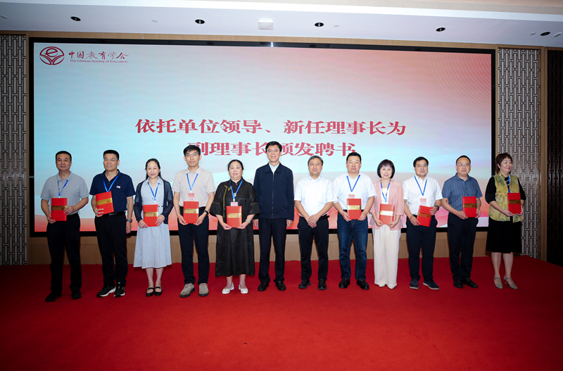 1759212641600305.jpg 马嘉宾总编辑、谭永平理事长为副理事长颁发聘书_800.jpg