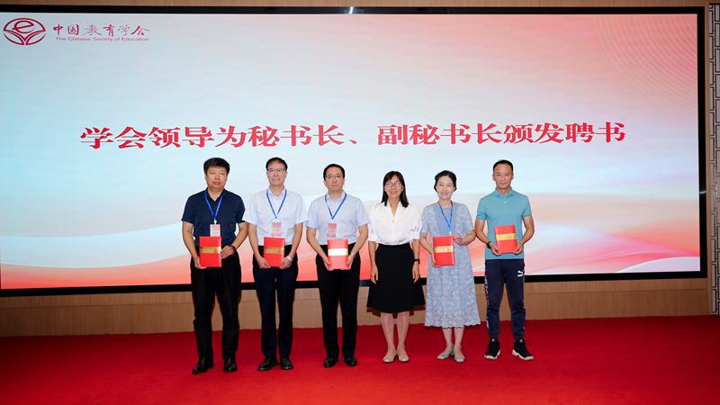 1759212656191990.jpg 罗滨副秘书长为秘书长、副秘书长颁发聘书_800.jpg