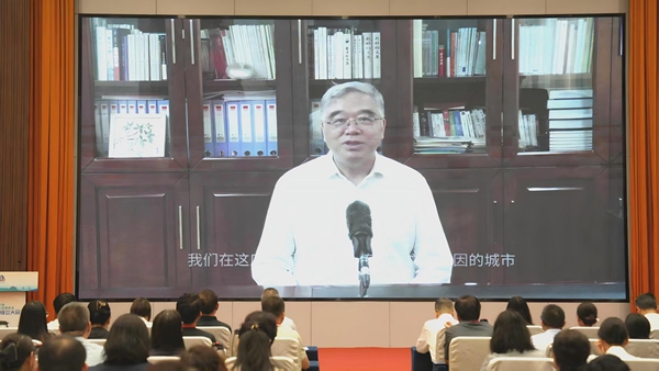 1760000194547578.jpg 朱永新发表致辞_600.jpg