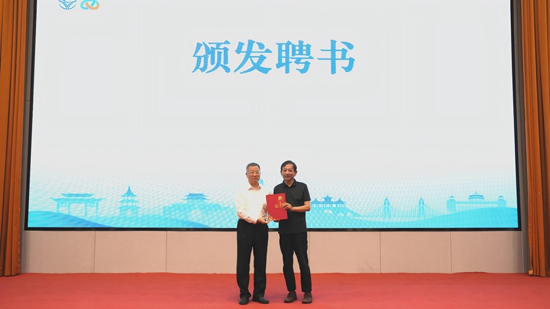 1760000261987473.jpg 翟博为吴重涵颁发聘书_800.jpg