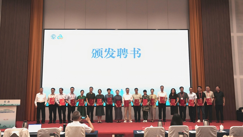 1760000284619222.jpg 翟博、吴重涵为理事会常务副理事长、副理事长、秘书长颁发聘书_800.jpg