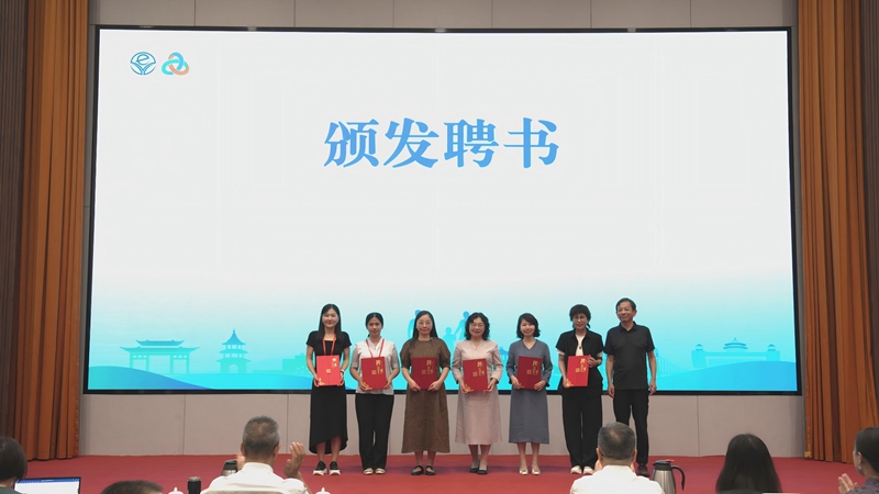 1760000296197464.jpg 吴重涵为理事会副秘书长颁发聘书_800.jpg